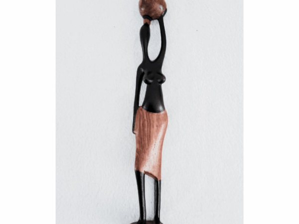 21 Sculpture en Bois 38 cm - « Porteuse d’Eau »