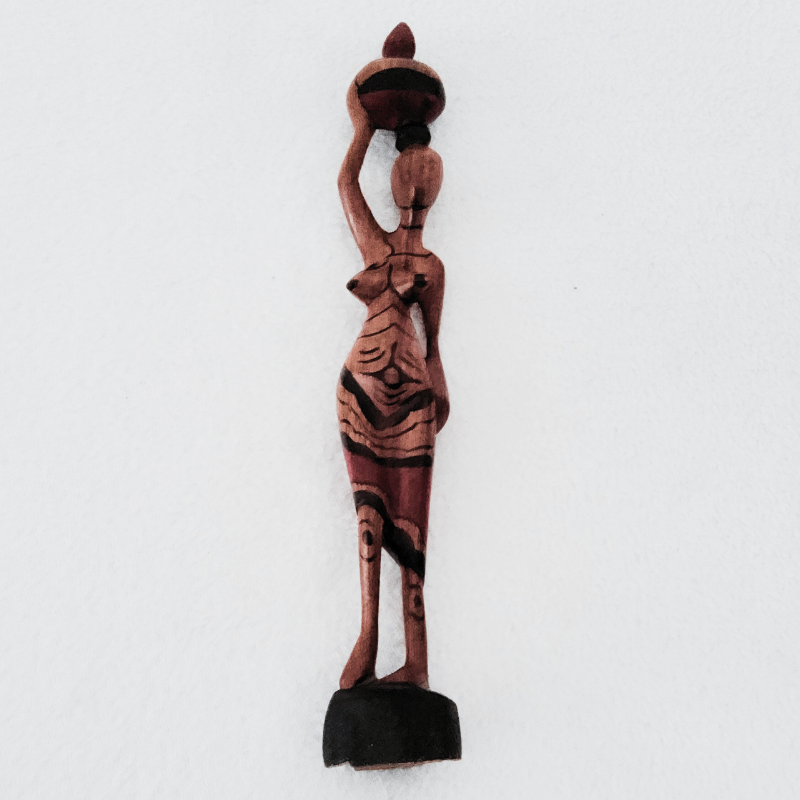 25 Sculpture en Bois Marbré Brun-Rouge 27 à 35 cm - « Porteuse d’Eau »