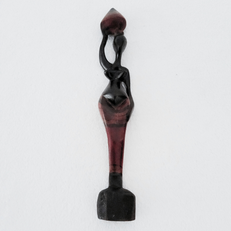 26 Sculpture en Bois Marbré Brun-Rouge 27 à 35 cm - « Porteuse d’Eau »