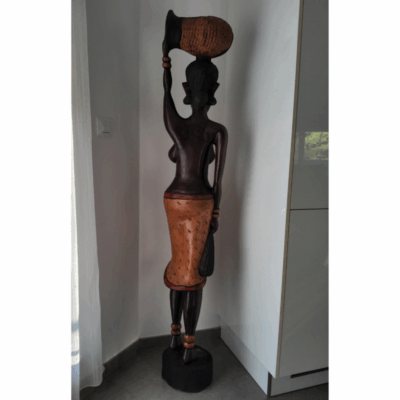 Sculpture Monumentale en Bois « Mame Ndew » – Porteuse de Calebasse 1,67 m (36,5 kg)