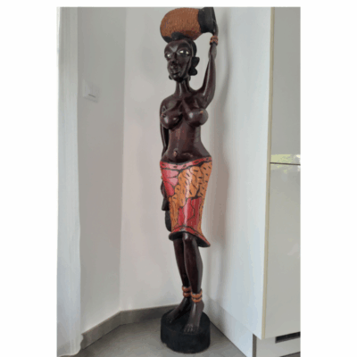 Sculpture Monumentale en Bois « Mame Ndew » – Porteuse de Calebasse 1,67 m (36,5 kg)