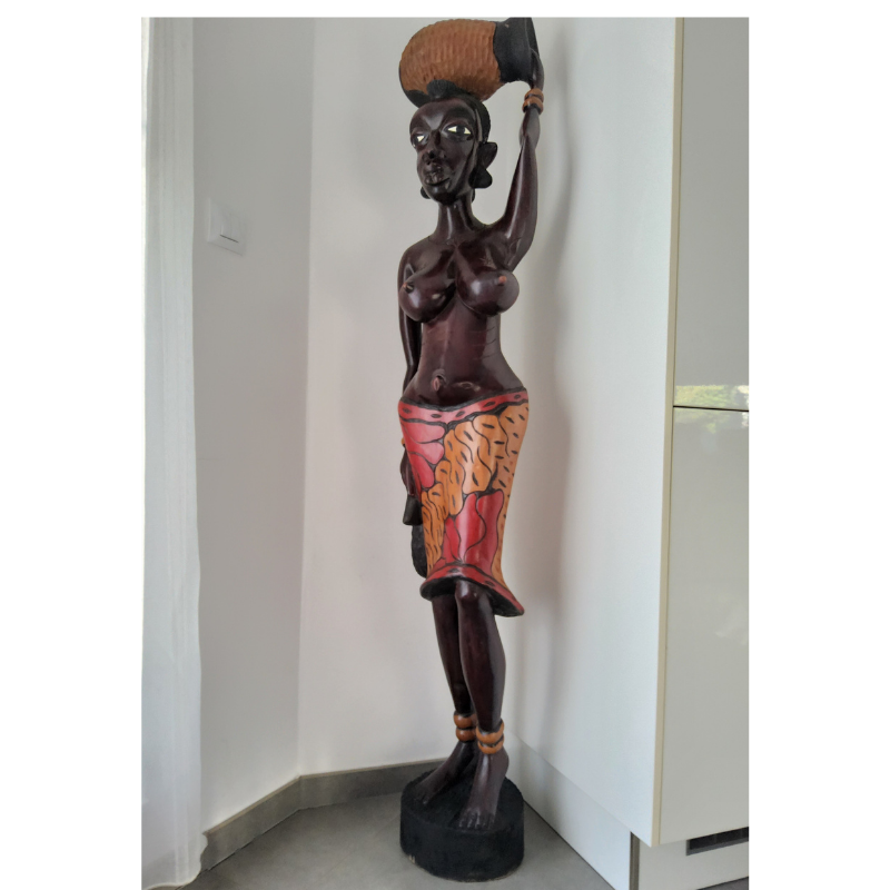 Sculpture Monumentale en Bois « Mame Ndew » – Porteuse de Calebasse 1,67 m (36,5 kg)