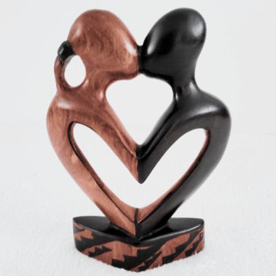 Sculpture en Bois  « Love » – Couple Cœur en Bois Bicolore 20 cm