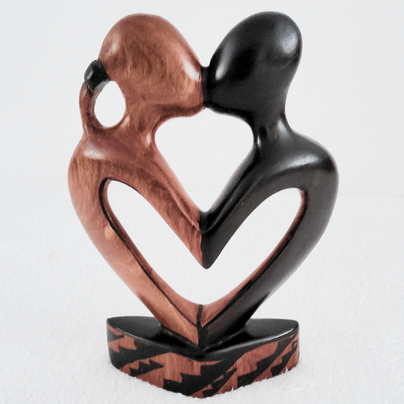 Sculpture en Bois  « Love » – Couple Cœur en Bois Bicolore 20 cm