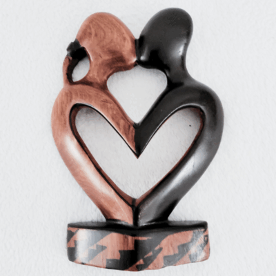 Sculpture en Bois  « Love » – Couple Cœur en Bois Bicolore 20 cm