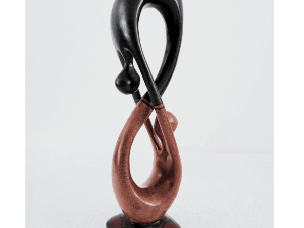 Couple entrelacé 37 Sculpture en Bois « Couple Entrelacé » – Élégance Infinie en Bois Bicolore 37 cm