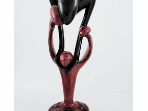 Familly Law 50 Sculpture en Bois « Family 50 » – Étreinte Parent-Enfant Bois Rouge & Noir 50 cm