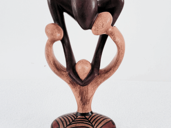 Familly27 Sculpture en Bois « Family 27 » – Tendresse Parentale en Bois Bicolore 27 cm