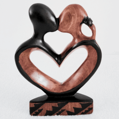 Sculpture en Bois  « Love » – Couple Cœur en Bois Bicolore 20 cm
