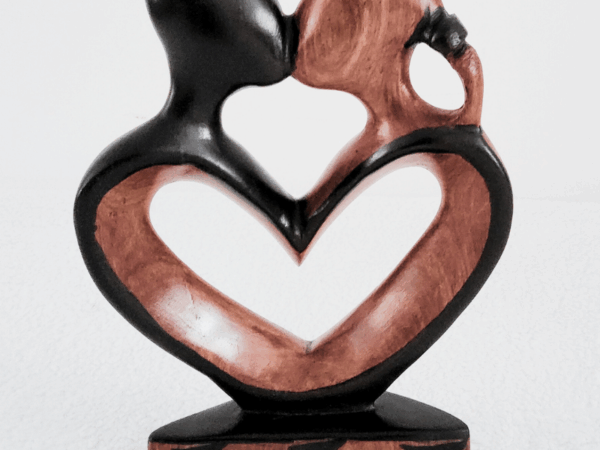 Love 20 Sculpture en Bois « Love » – Couple Cœur en Bois Bicolore 20 cm