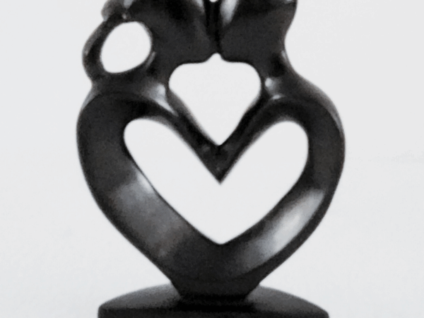 Love 21 Sculpture en Bois « Love Ébène » – Couple Cœur Noir 21 cm