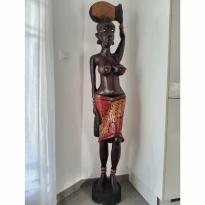 Sculpture Monumentale en Bois « Mame Ndew » – Porteuse de Calebasse 1,67 m (36,5 kg)