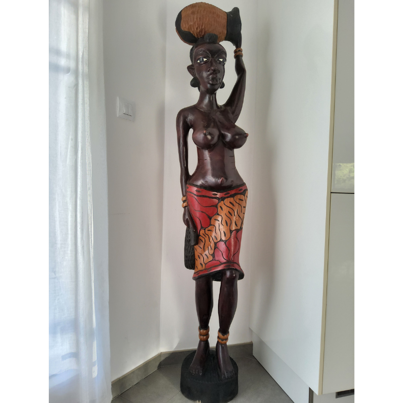 Sculpture Monumentale en Bois « Mame Ndew » – Porteuse de Calebasse 1,67 m (36,5 kg)