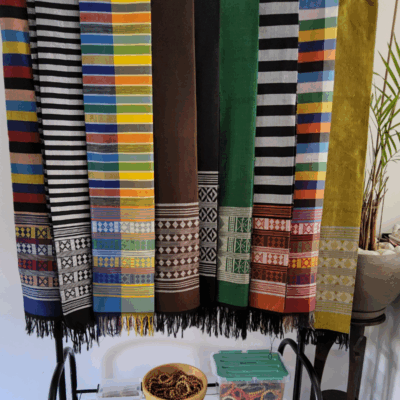 Écharpe Mandjak en Pagne Tissé – L’élégance artisanale du Sénégal