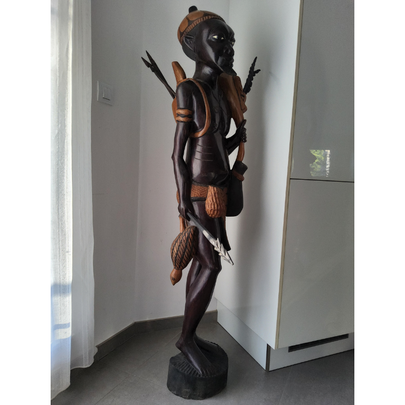 Sculpture Monumentale en Bois « Pa Demba » – Chasseur Protecteur 1,54 m (35 kg)