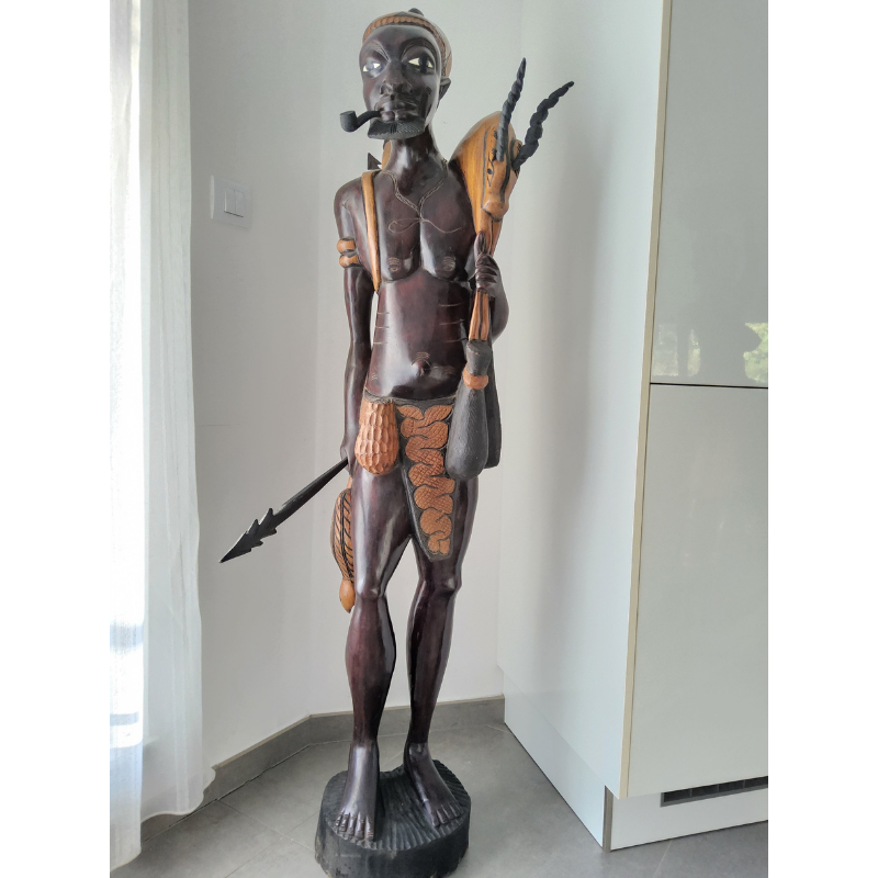 Sculpture Monumentale en Bois « Pa Demba » – Chasseur Protecteur 1,54 m (35 kg)