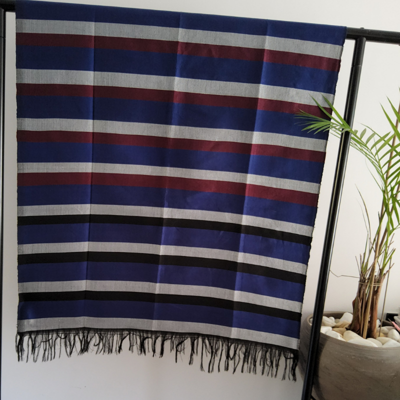 Écharpe Mandjak en Pagne Tissé – L’élégance artisanale du Sénégal