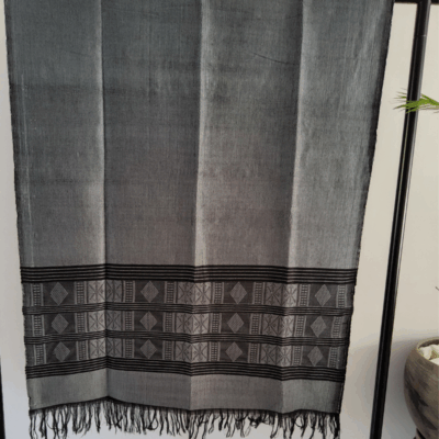 Écharpe Mandjak en Pagne Tissé – L’élégance artisanale du Sénégal