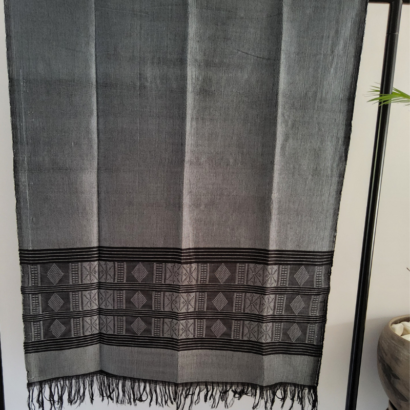 Écharpe Mandjak en Pagne Tissé – L’élégance artisanale du Sénégal