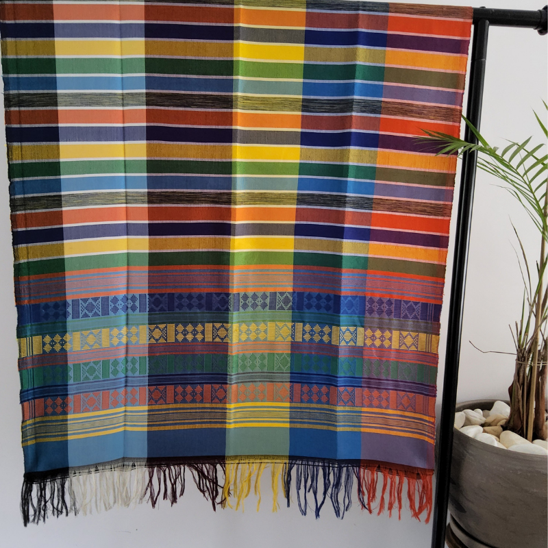 Écharpe Mandjak en Pagne Tissé – L’élégance artisanale du Sénégal