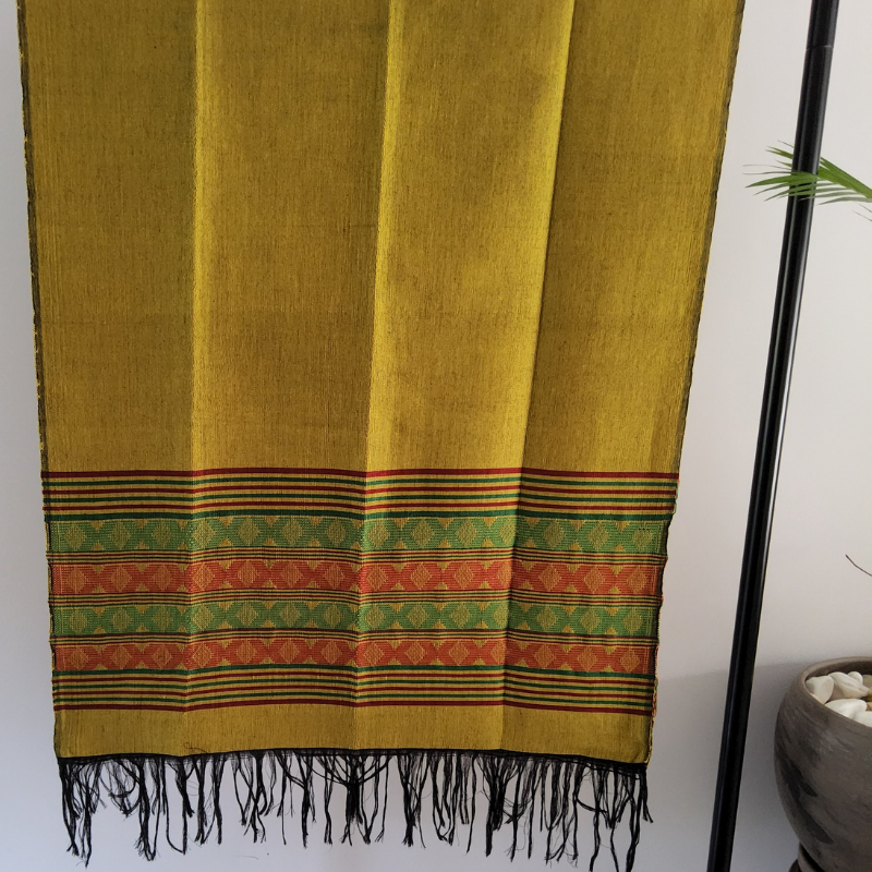 Écharpe Mandjak en Pagne Tissé – L’élégance artisanale du Sénégal