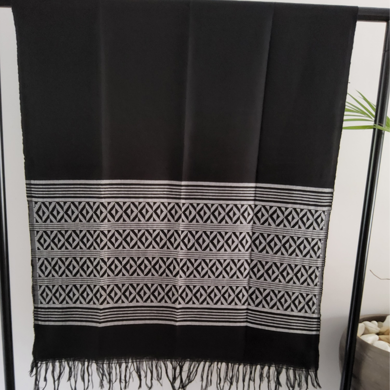 Écharpe Mandjak en Pagne Tissé – L’élégance artisanale du Sénégal