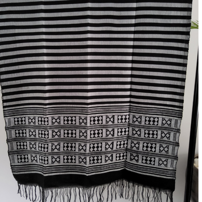 Écharpe Mandjak en Pagne Tissé – L’élégance artisanale du Sénégal
