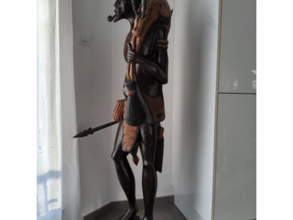 PA DEMA Sculpture Monumentale en Bois « Pa Demba » – Chasseur Protecteur 1,54 m (35 kg)