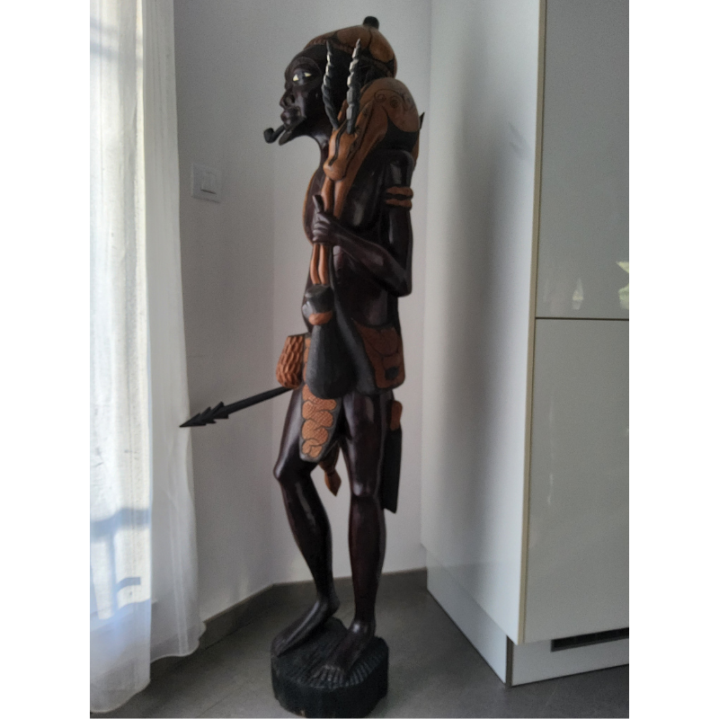 Sculpture Monumentale en Bois « Pa Demba » – Chasseur Protecteur 1,54 m (35 kg)