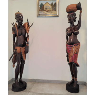 PA DEMBA ET MAME NDEW Sculptures Monumentales en Bois « Mame Ndew & Pa Demba » – Le Duo
