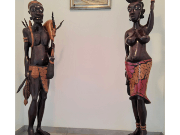 PA DEMBA ET MAME NDEW Sculptures Monumentales en Bois « Mame Ndew & Pa Demba » – Le Duo