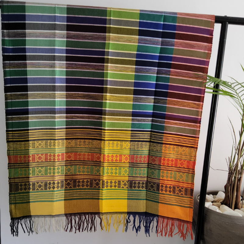 Écharpe Mandjak en Pagne Tissé – L’élégance artisanale du Sénégal